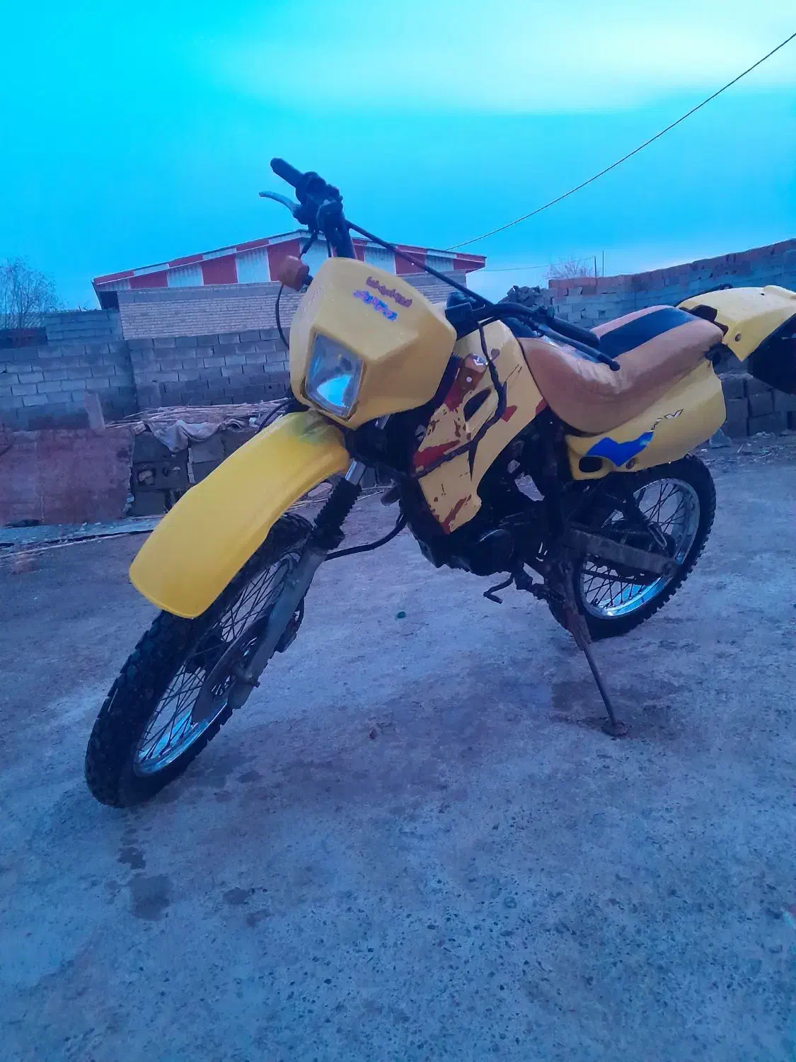 تریل|موتورسیکلت|انبارآلوم, |دیوار