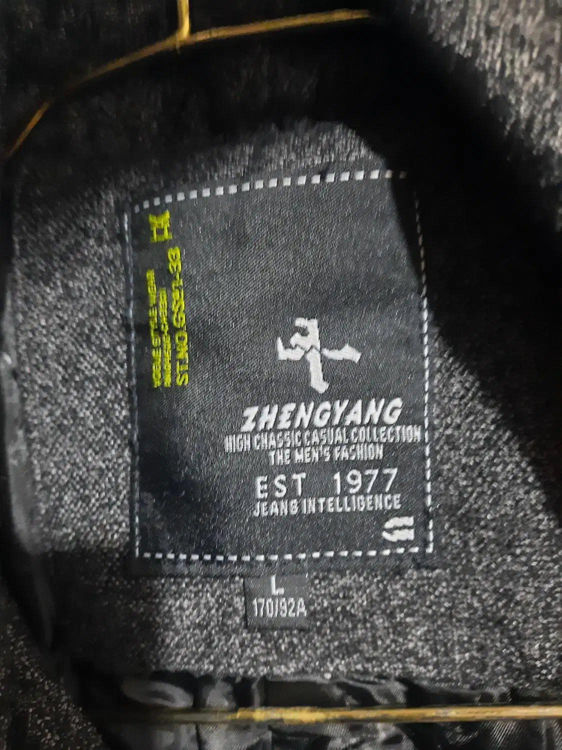 کت پالتویی، کت تک ،کفش چرم|لباس|ابریشم, |دیوار