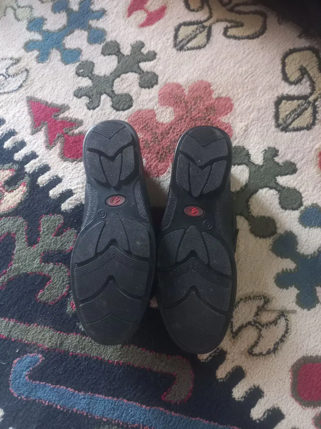 کفش|کیف، کفش، کمربند|مسجد سلیمان, |دیوار