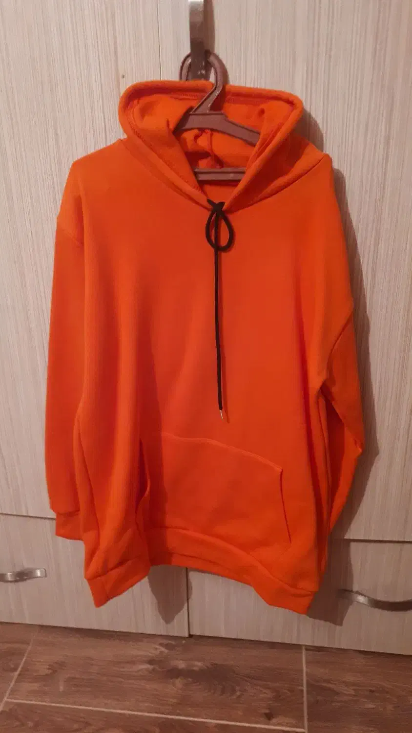 تعدادی لباس در حد نو|لباس|چالوس, |دیوار