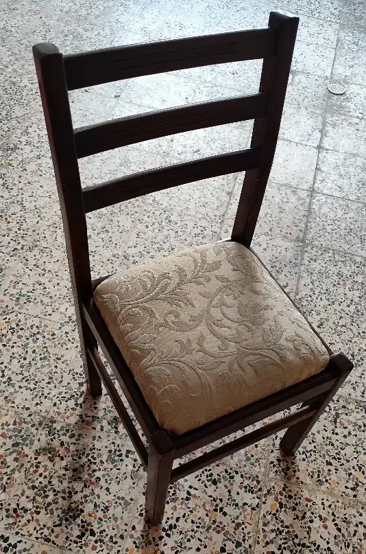 صندلی چوبی|صندلی و نیمکت|قدس, شهر‌قدس|دیوار