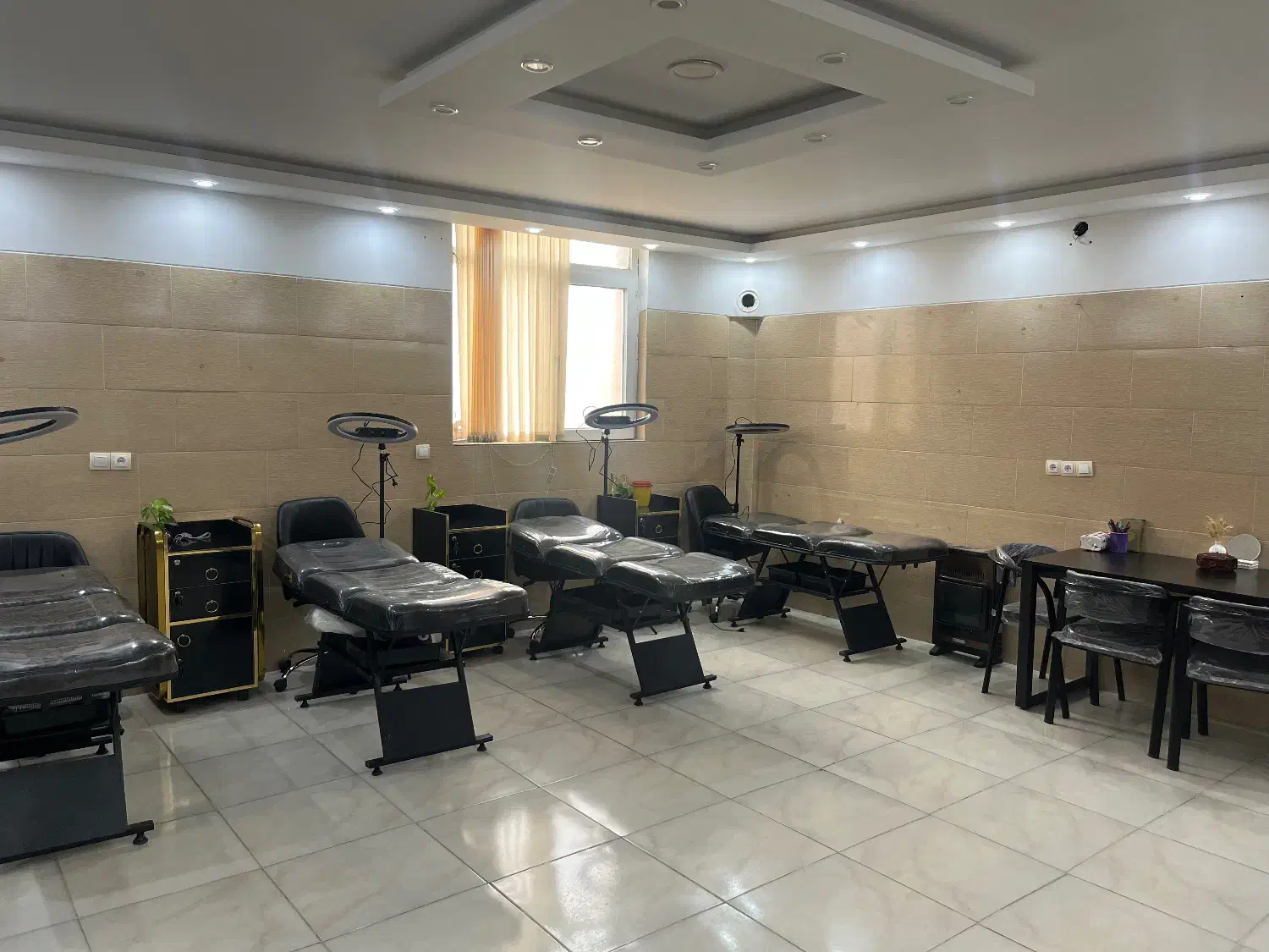 اجاره تخت و اتاق بدون پول پیش|آرایشگاه و سالنهای زیبایی|شیراز, تندگویان|دیوار