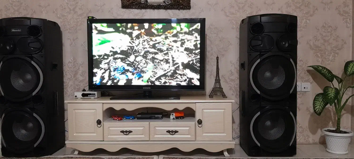 تلویزیون و میز تلویزیون|تلویزیون و پروژکتور|رباطکریم, نصیرشهر|دیوار