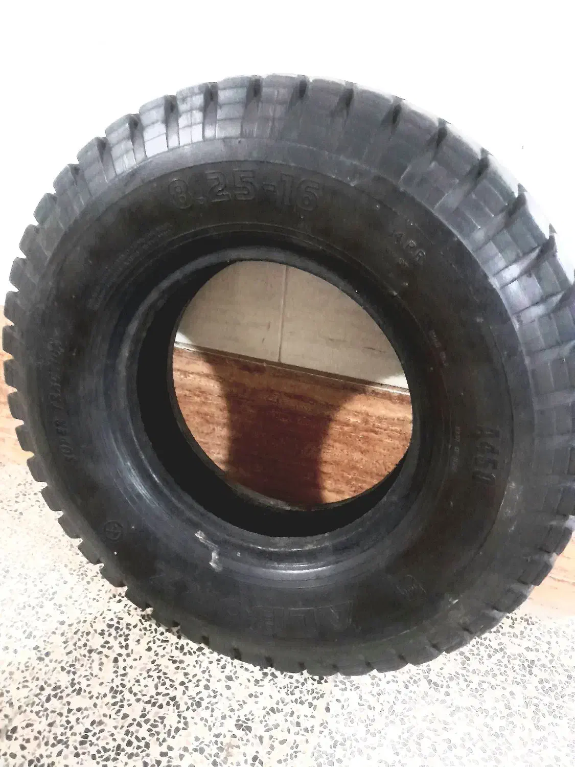 لاستیک عقب خاور و نیسان|قطعات یدکی و لوازم جانبی|برخوار, |دیوار