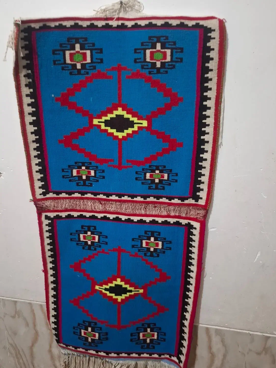 پشتی گلبم بافی و یک عدد چنته|پشتی|سروستان, |دیوار