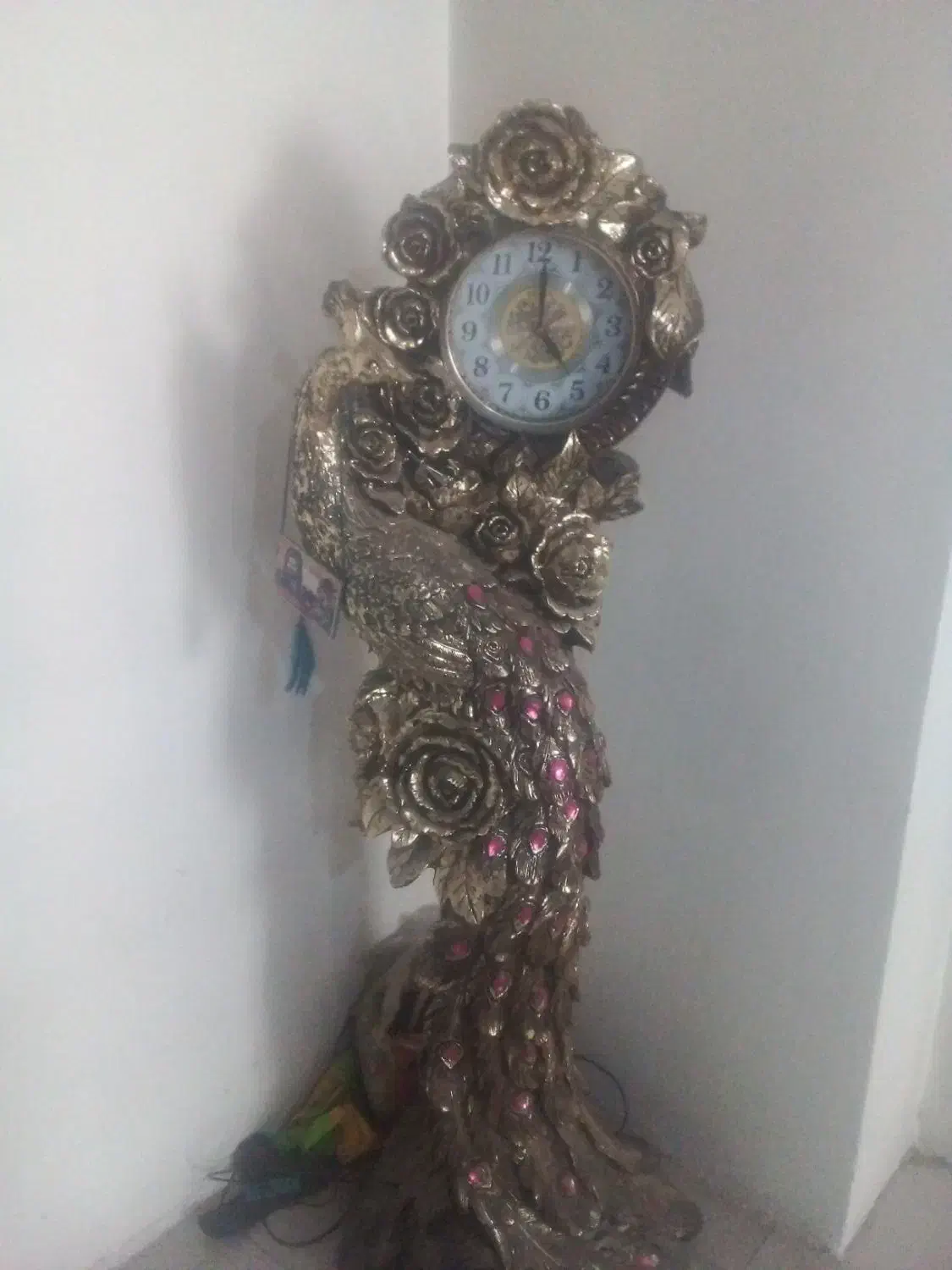 مجسمه زیباساعت|مجسمه، تندیس، ماکت|ری, سیزده آبان|دیوار