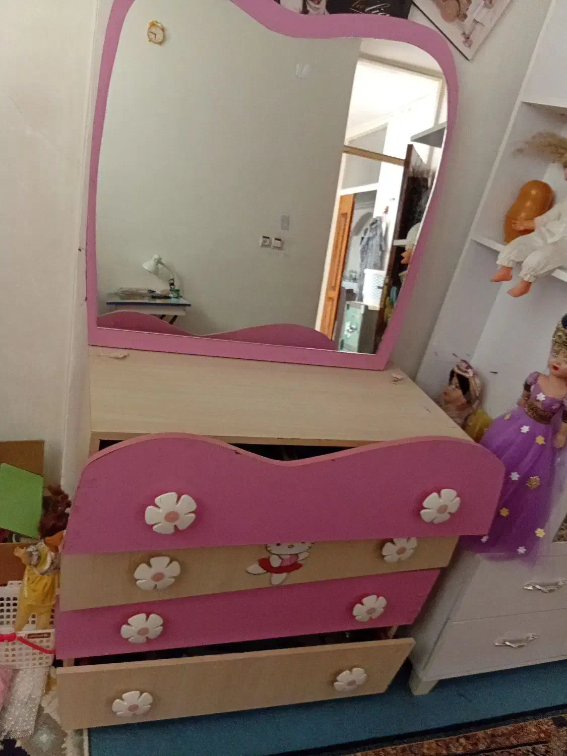 میز ارایش بچه گونه|اسباب و اثاث بچه|شهرضا, |دیوار