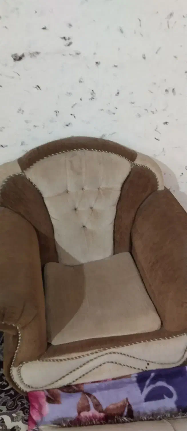 فروش مبل سالم بدونه زدگی پارگی همراه گل میزاش|مبلمان خانگی و میز عسلی|آغاجاری, |دیوار