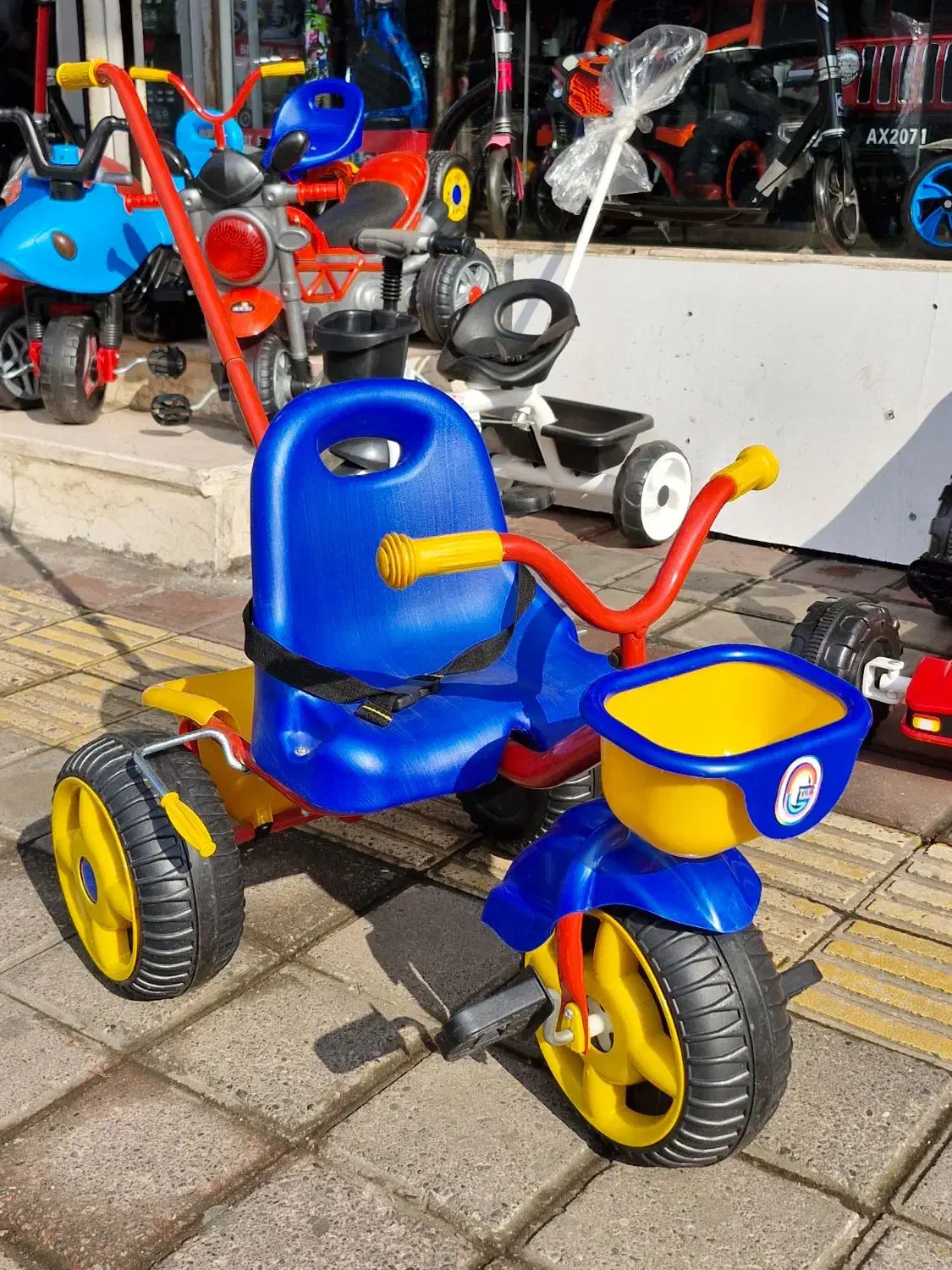 سه چرخه|اسباب‌بازی بچه|رشت, فلسطین|دیوار