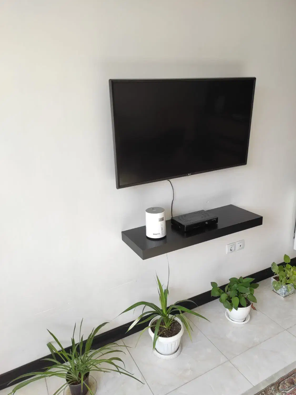 شلف زیر تلویزیون 90*30*5مشکی mdf و شیشه ای یک طبقه|کتابخانه، شلف، قفسه‌های دیواری|شیراز, شهرک والفجر|دیوار