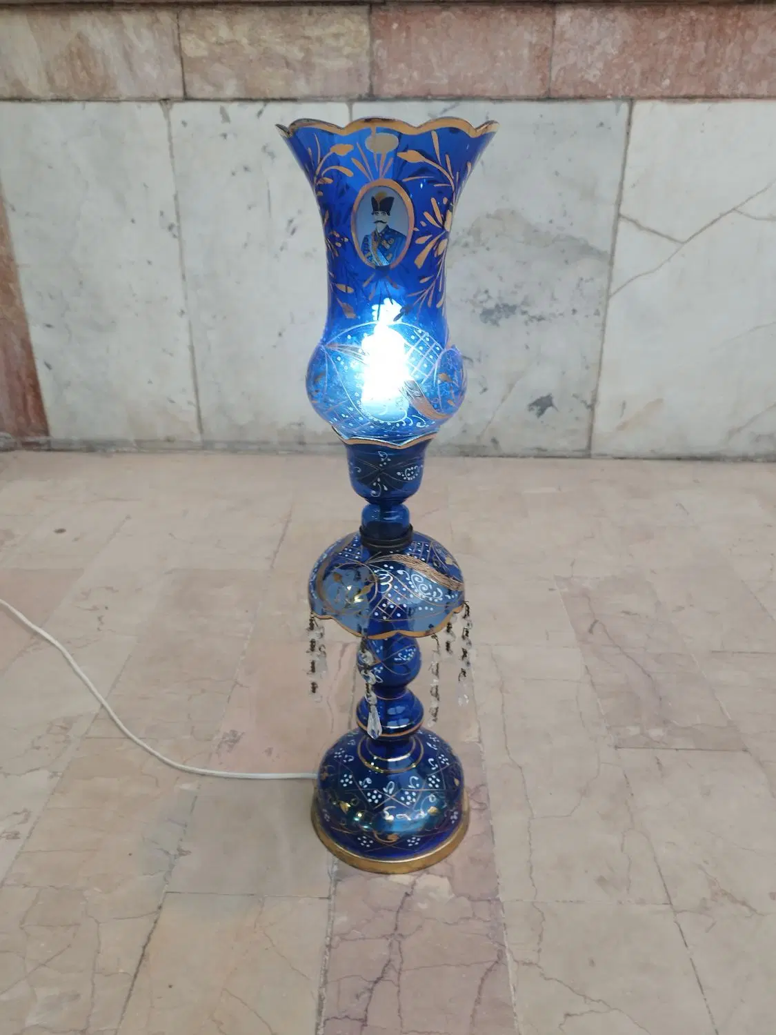 لاله|لوستر و چراغ آویز|میانه, |دیوار