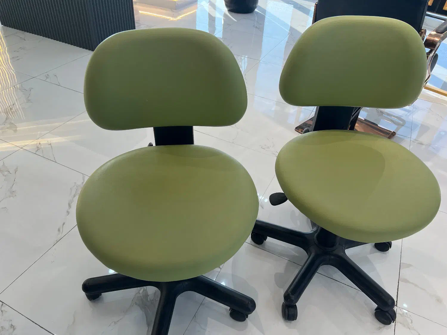 دو عدد صندلی تابوره استاد کار در حد نو|آرایشگاه و سالنهای زیبایی|چالوس, |دیوار