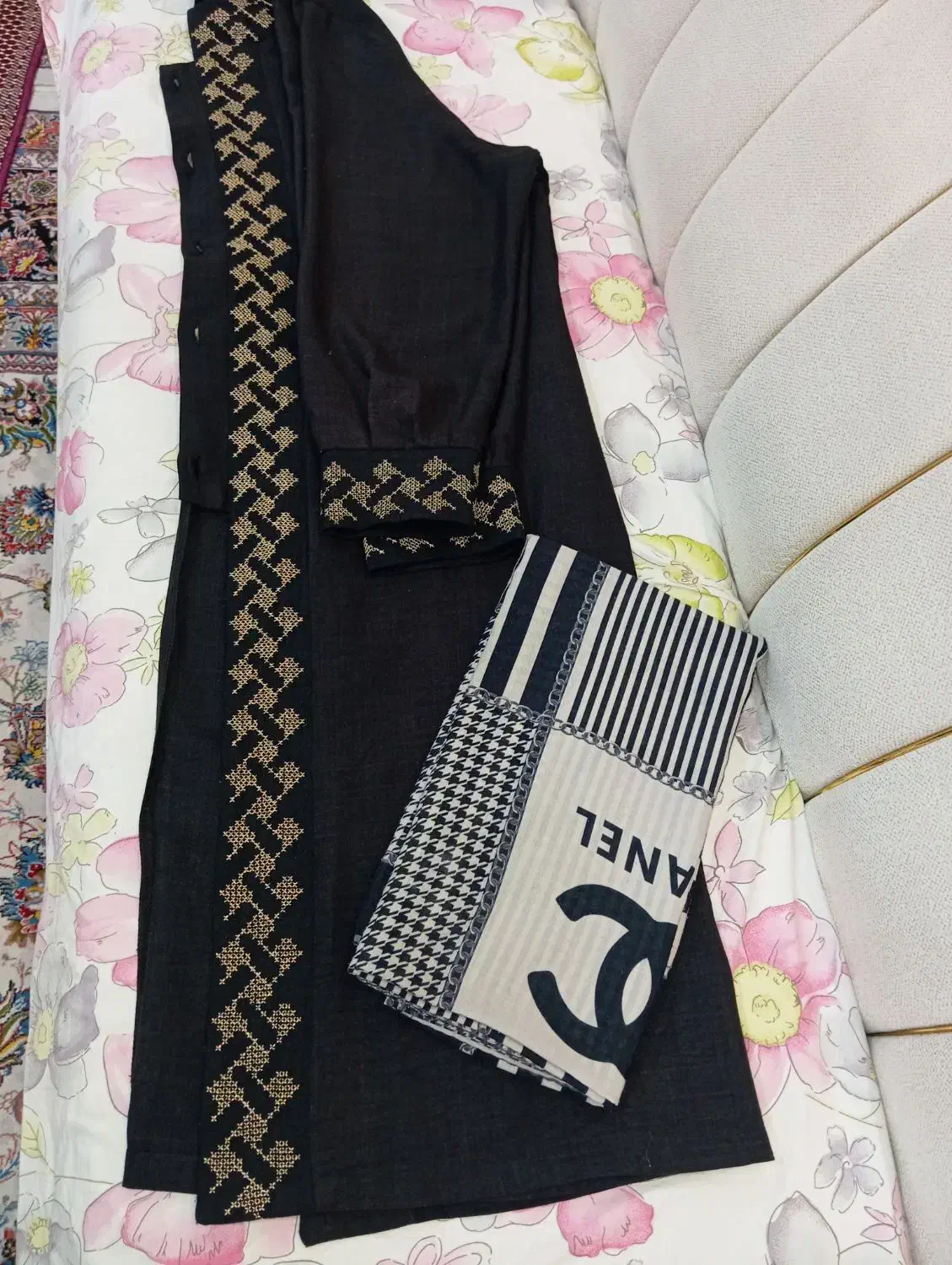 دو عدد مانتو|لباس|اهر, |دیوار