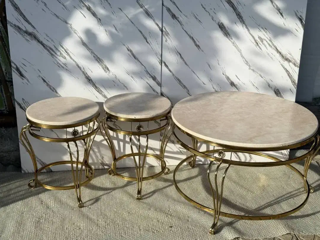 جلومبلی و عسلی فلزی استیل یا طلایی گلمیز گل میز|مبلمان خانگی و میز عسلی|مرودشت, فاز دوم شهرک فرهنگیان|دیوار