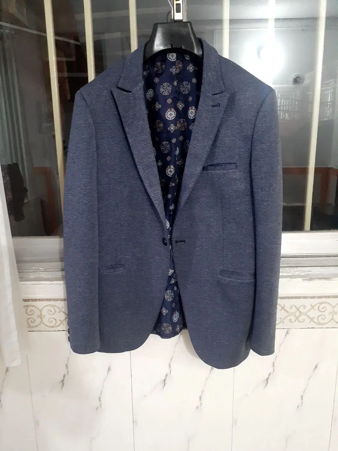 دو عدد کت|لباس|هرسین, |دیوار