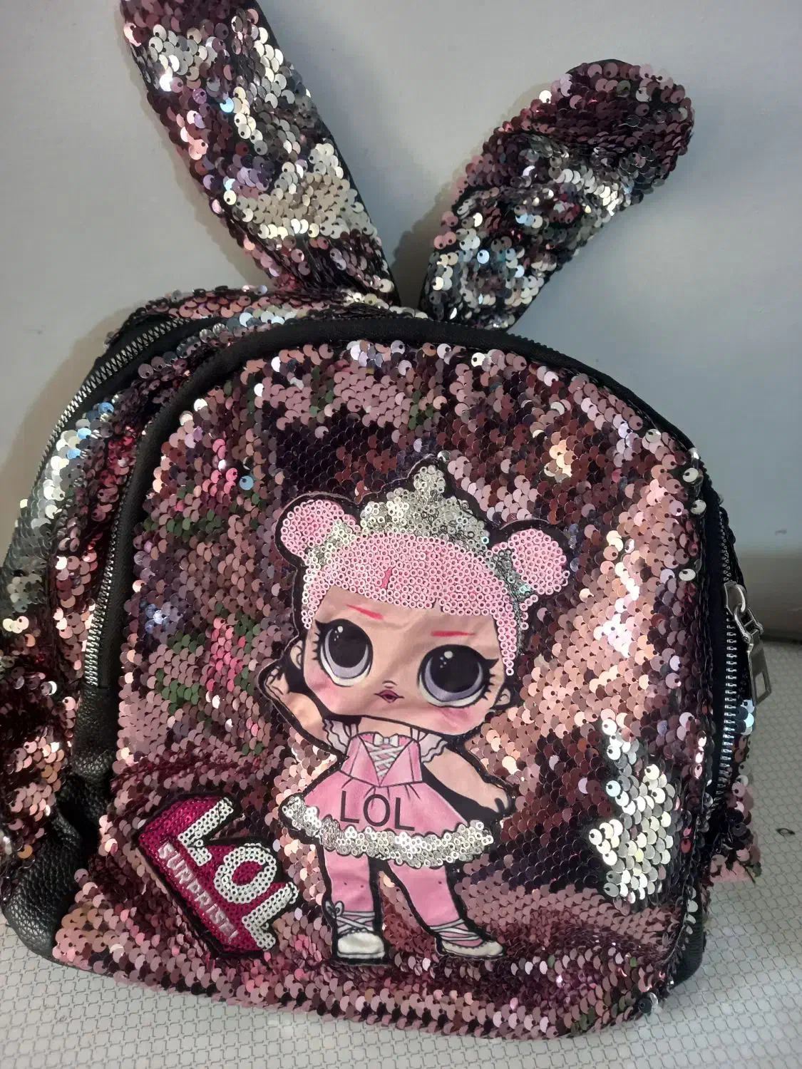 سه عدد کوله پشتی|کیف، کفش، کمربند|قم, قلعه کامکار|دیوار