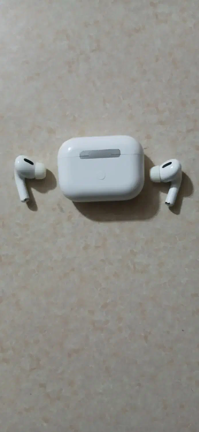 فروش یک عدد ساعت شیک و ایرپاد|لوازم جانبی موبایل و تبلت|سنندج, |دیوار