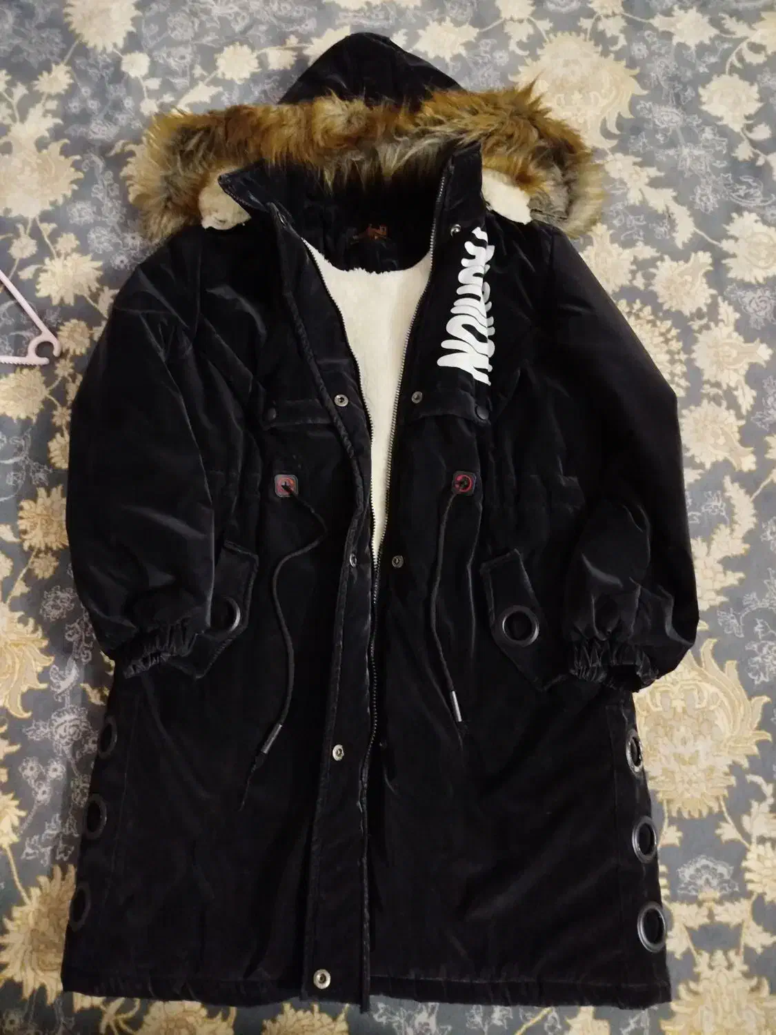 کاپشن کت|لباس|قم, ولیعصر|دیوار