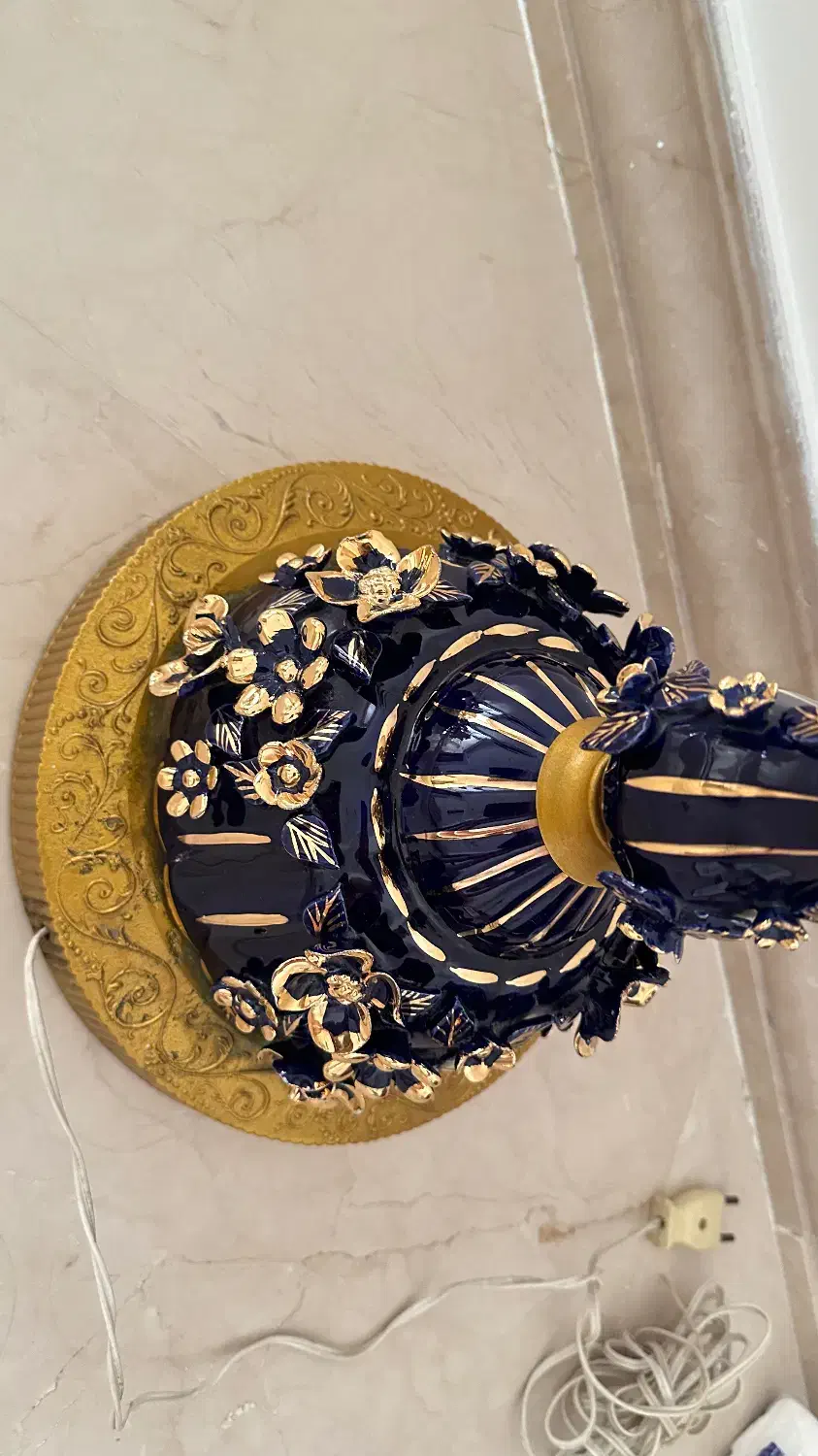 آباژور و شمعدان کنار سالنی آنتیک|چراغ خواب و آباژور|تهران, نیروی هوایی (پیروزی)|دیوار