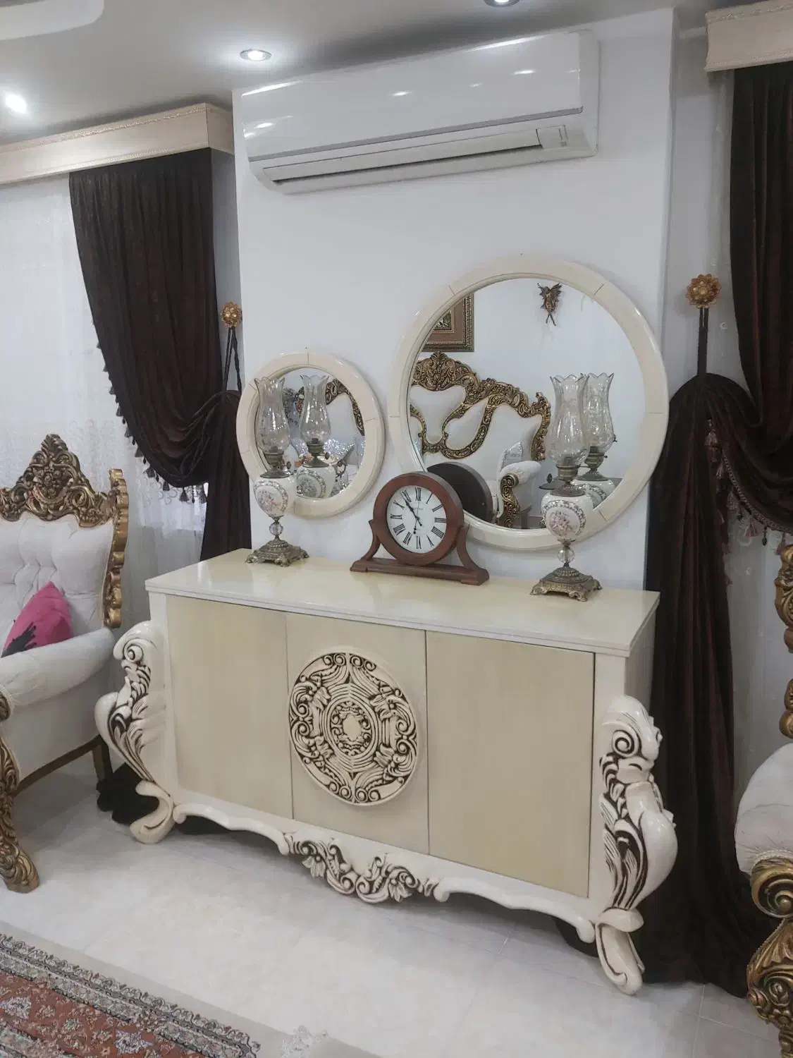 کنسول چوب صحیح وسالم به همراه ۲تاآینه.قیمت ۹ملیون|بوفه، ویترین، کنسول|آستارا, |دیوار