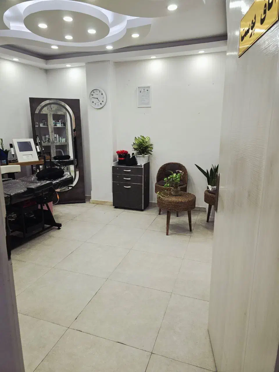 اجاره اتاق درسالنی پرمشتری ولوکیشن عالی|اجارهٔ دفتر کار، اتاق اداری، مطب|رشت, کاکتوس|دیوار