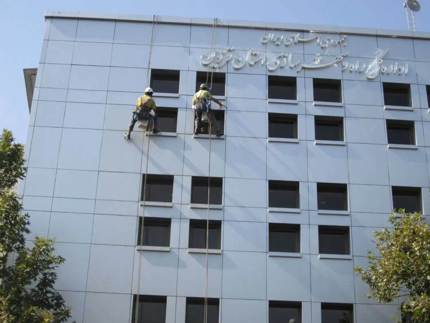 کار در ارتفاع.پیچ رولپلاک،شستشوی نما|خدمات نظافت|قزوین, |دیوار