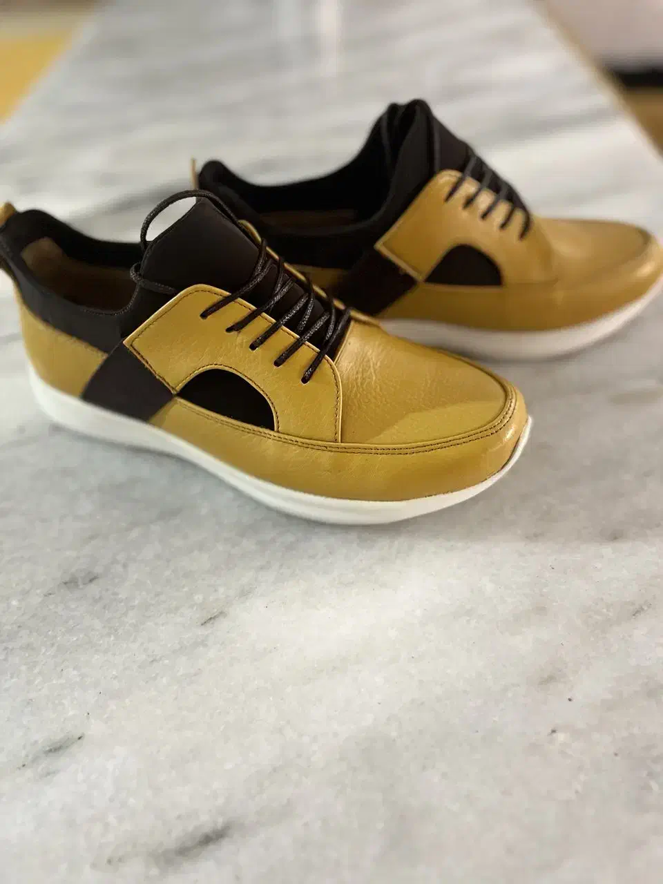 کفش|کیف، کفش، کمربند|میانه, |دیوار