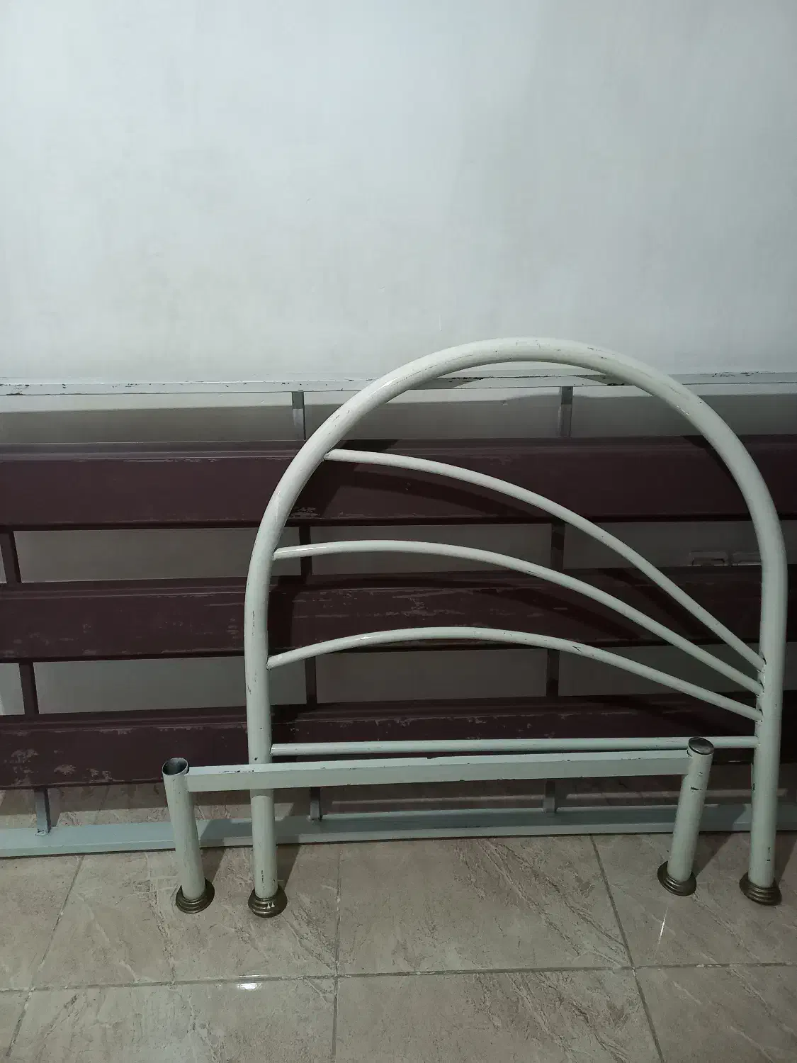 فلزی یک نفره|تخت و سرویس خواب|رشت, خمیران زاهدان|دیوار