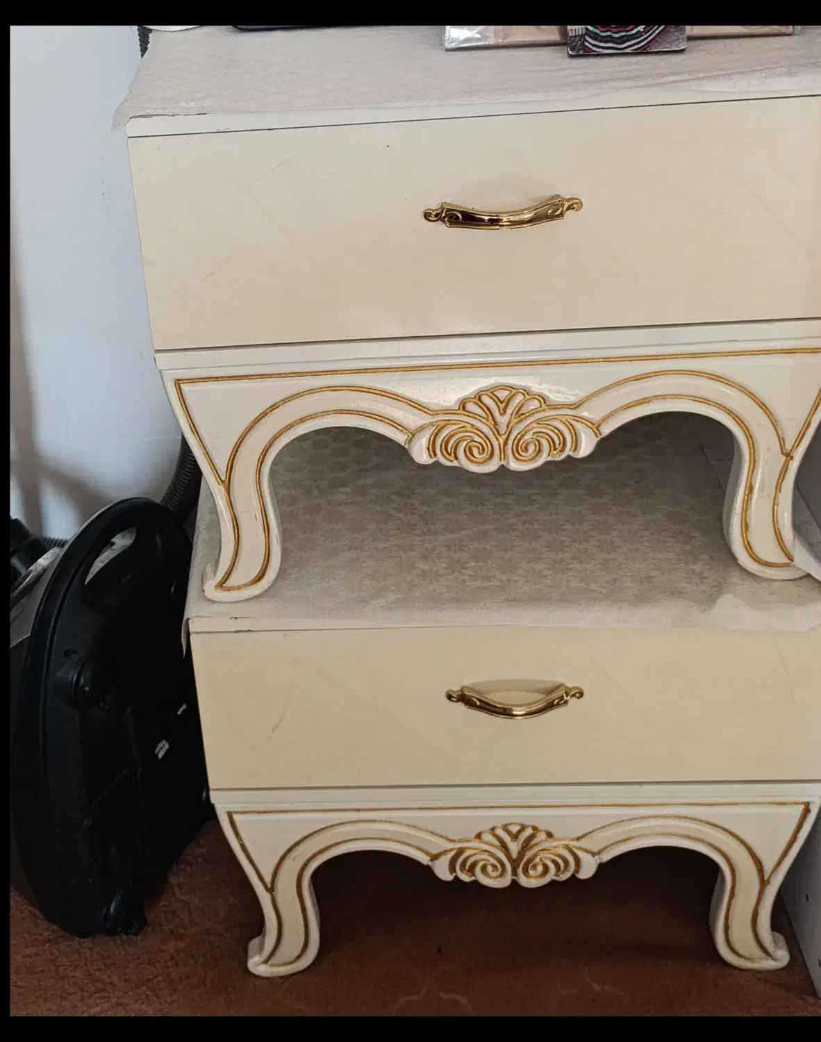 تخت خواب و میز آرایش وپاتختی|تخت و سرویس خواب|هشتگرد, گلسار|دیوار