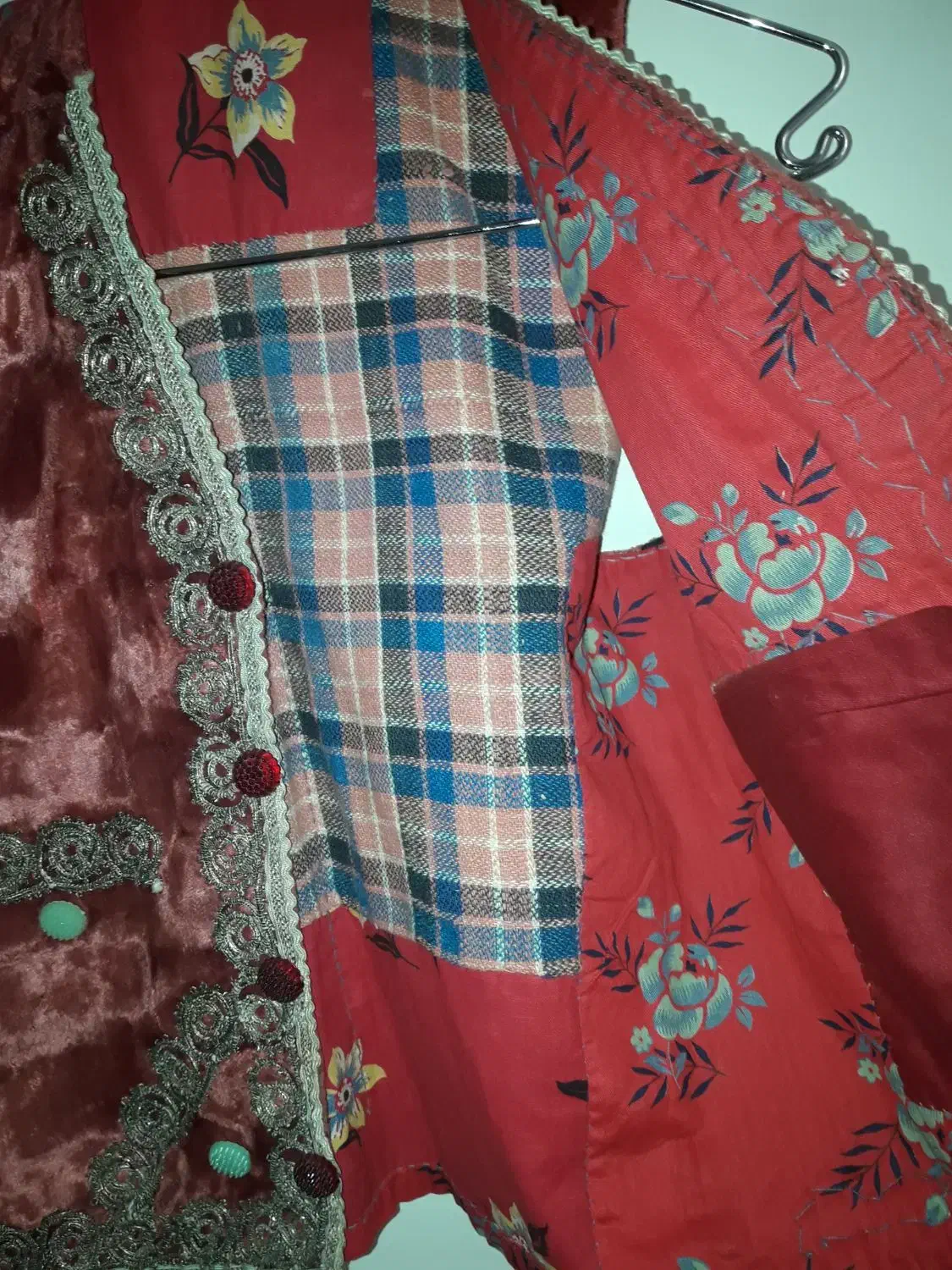 جلیقه بچگانه قدیمی|کلکسیون اشیاء عتیقه|اصفهان, درب کوشک|دیوار