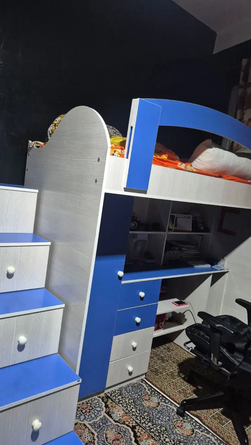 تخت خواب نوجوان همرا ه با میز تحریر بسیار تمیز|تخت و سرویس خواب|ری, علایین|دیوار