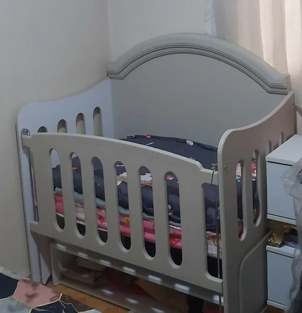 تخت کودک|تخت و صندلی بچه|رباط‌کریم, رباط‌کریم|دیوار