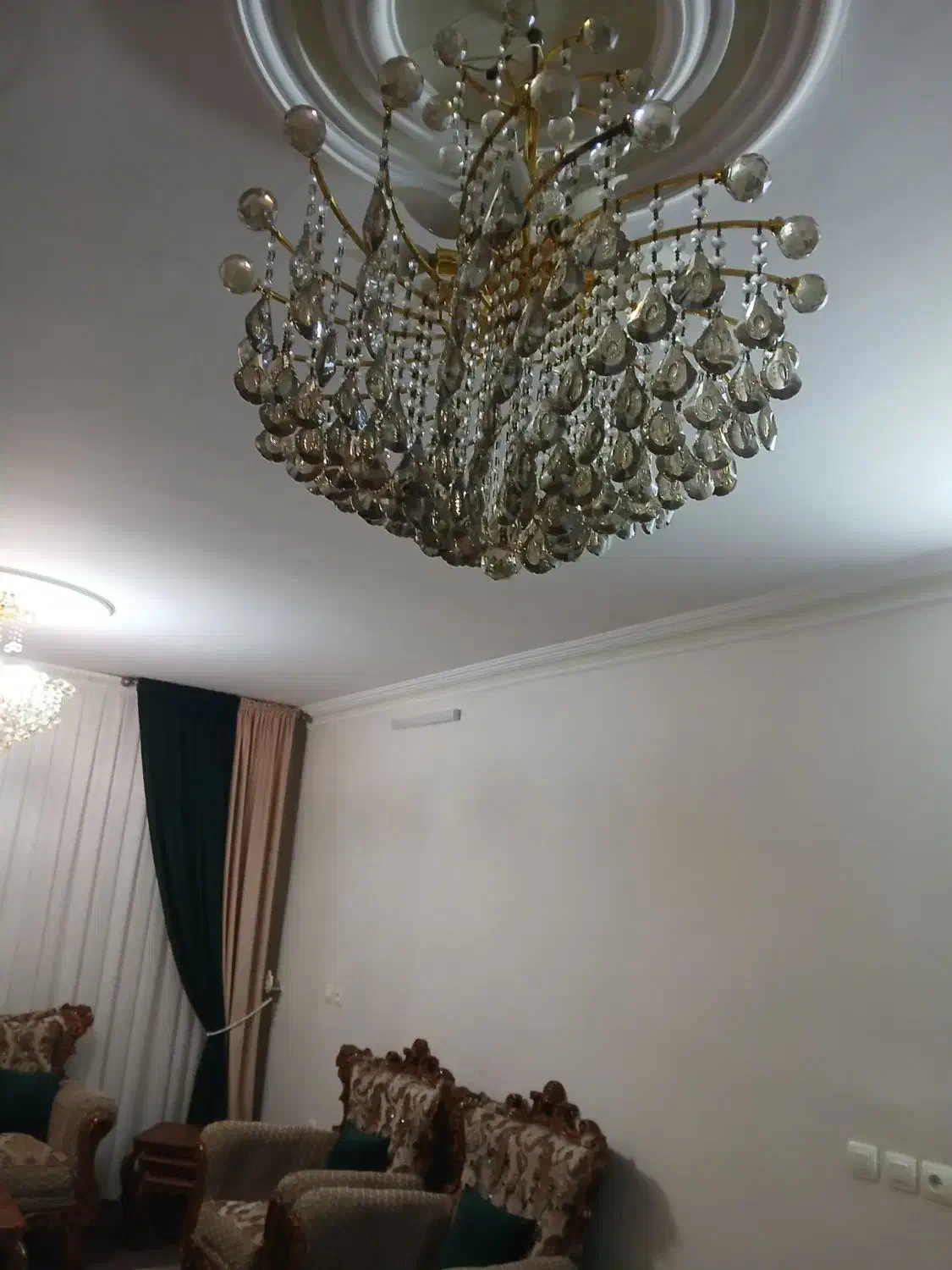 یک جفت لوستر|لوستر و چراغ آویز|رباط‌کریم, رباط‌کریم|دیوار