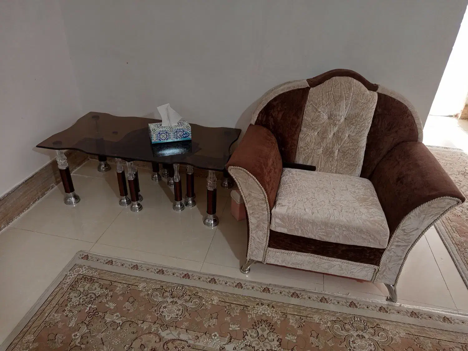 مبل 7نفره بامیزعسلی وآینه وشمعدان همه سالم|مبلمان خانگی و میز عسلی|سبزوار, غرب نیروگاه|دیوار