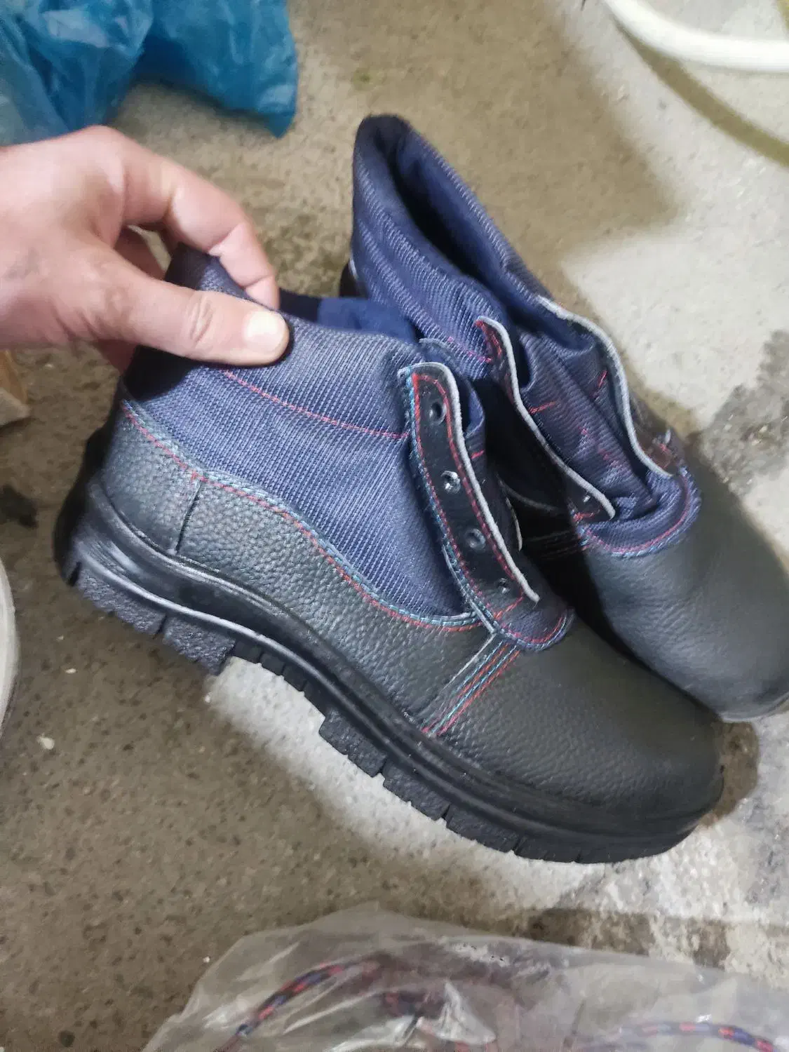 ۳جفت کفش ایمنی|کیف، کفش، کمربند|میانه, |دیوار