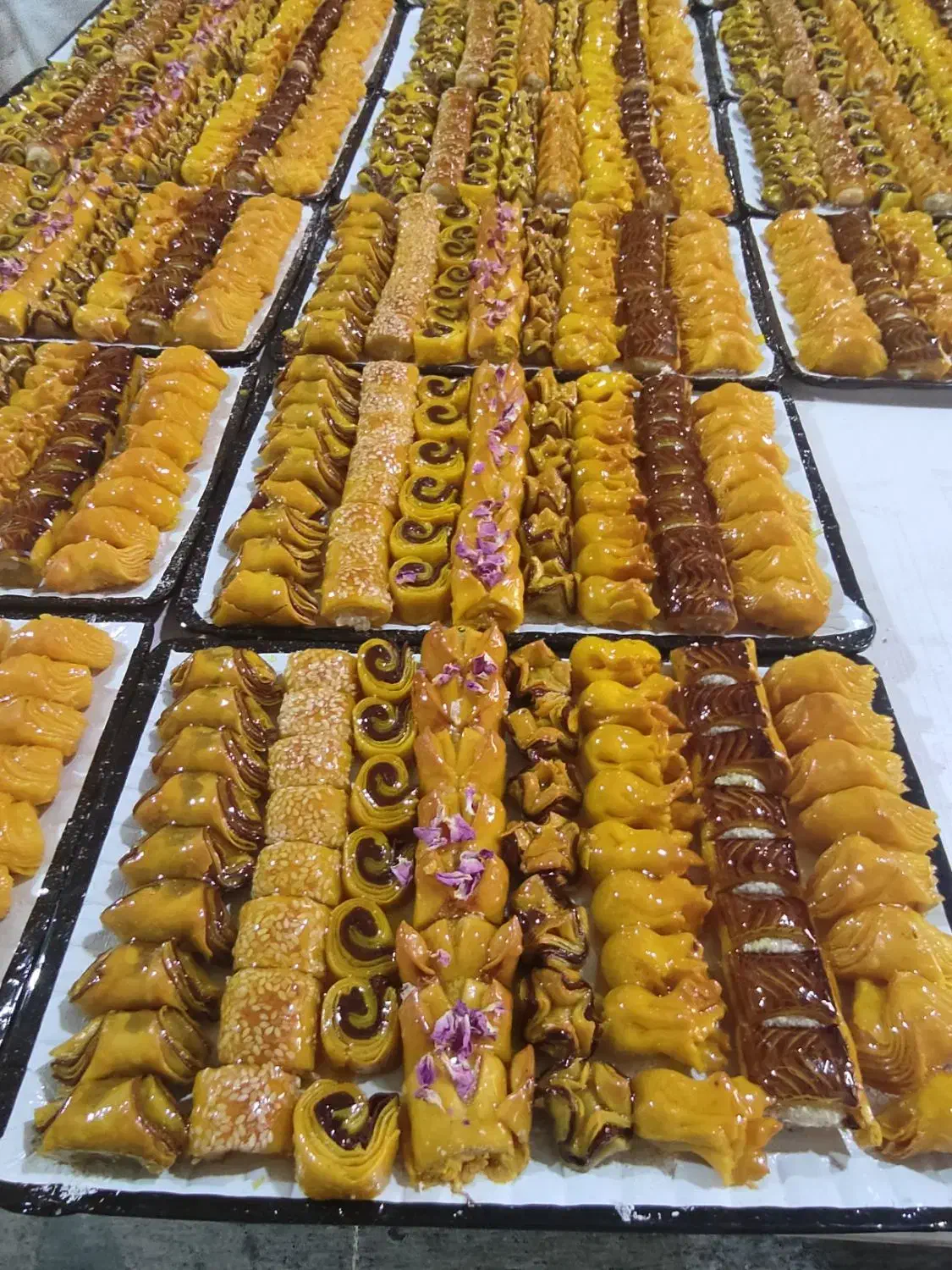 چند نفر خاتم در کارگاه شیرینی پزی نیاز مندیم|استخدام خدمات فروشگاه و رستوران|بهارستان, |دیوار