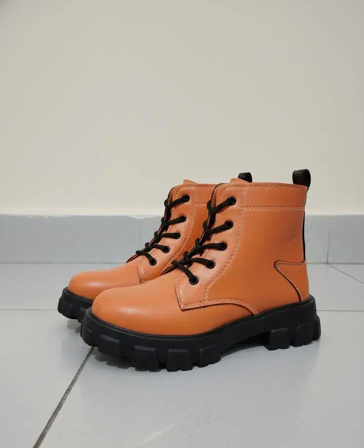 نیم بوت|کیف، کفش، کمربند|اصفهان, دوطفلان|دیوار