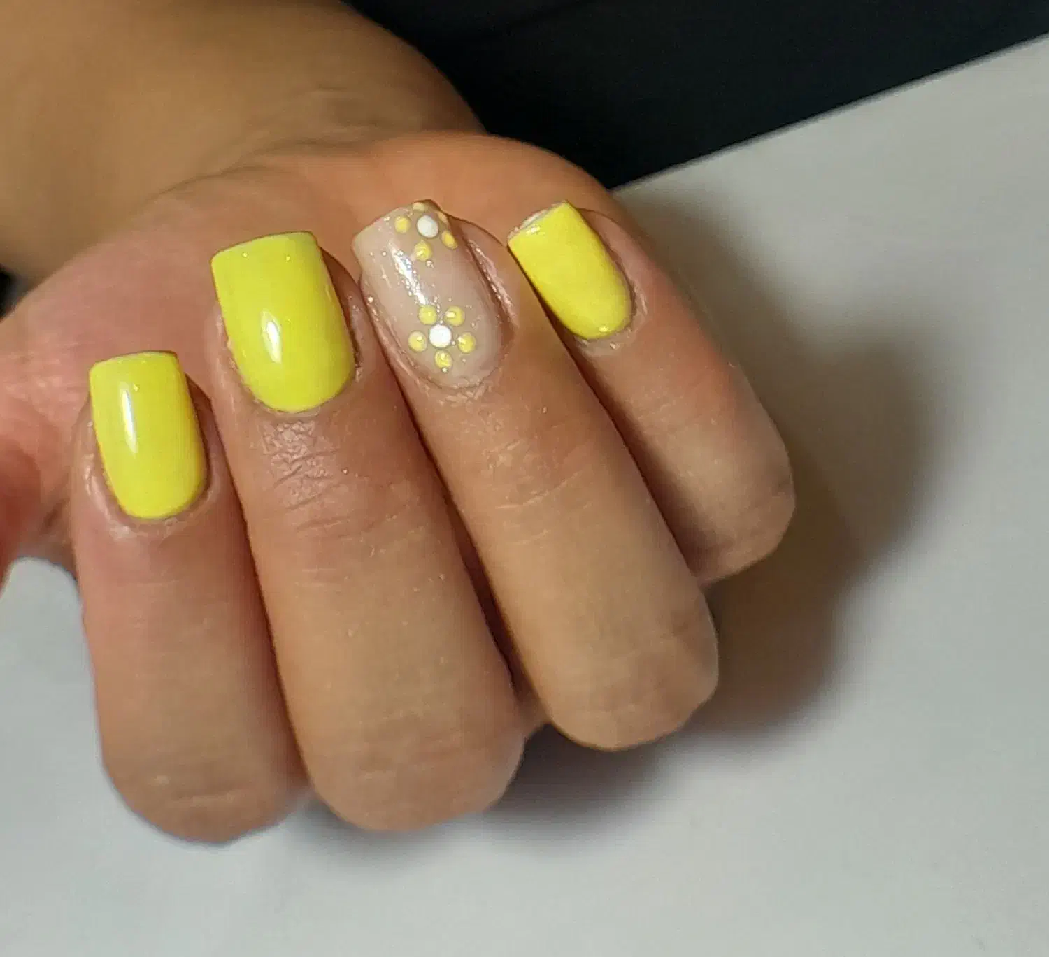 کاشت ناخن|خدمات آرایشگری و زیبایی|بروجن, |دیوار