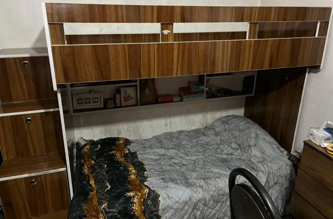 تخت خواب دو طبقه حفاظ دار با پله|تخت و سرویس خواب|شاهین‌شهر, خانه کارگر|دیوار