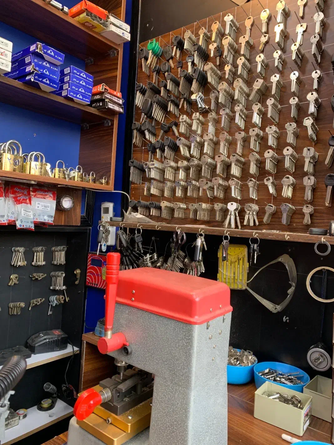 کلیدسازی و ریموت، گاز|خدمات پیشه و مهارت|رشت, نظری|دیوار