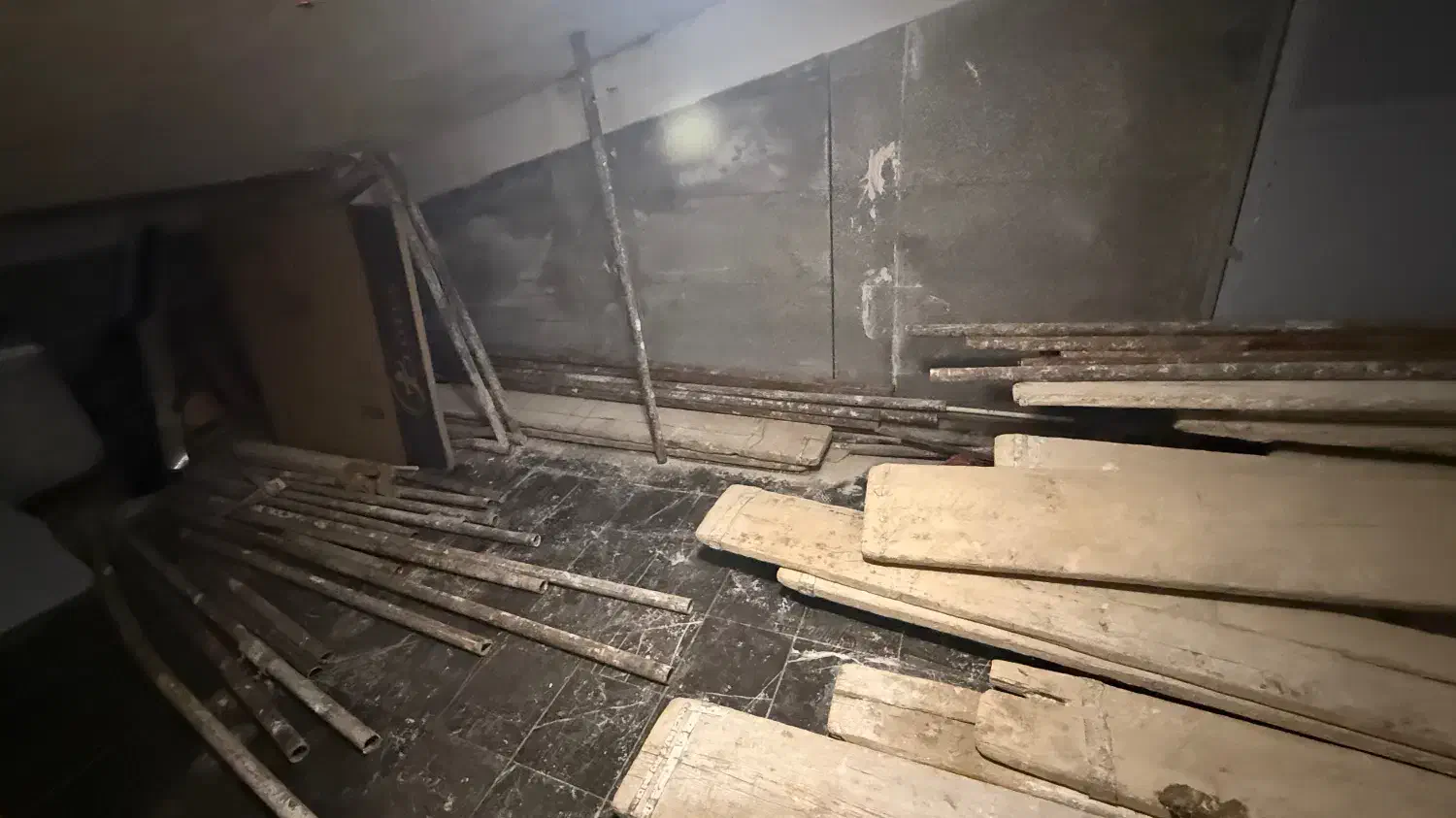 تخته بنایی و لوله داربست به همراه بست|مصالح و تجهیزات ساختمان|تهران, قلهک|دیوار