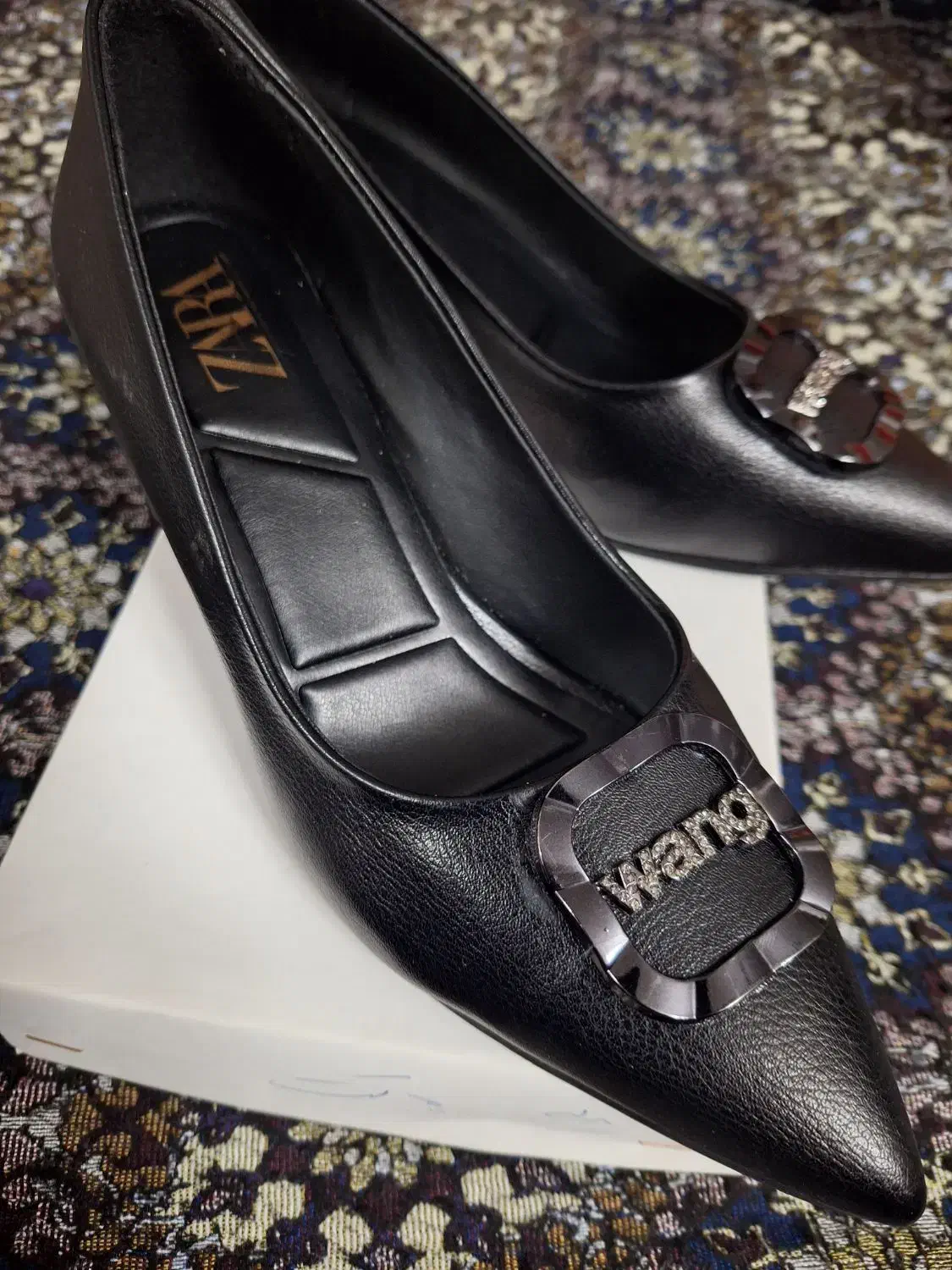 کفش|کیف، کفش، کمربند|قم, باجک یک|دیوار