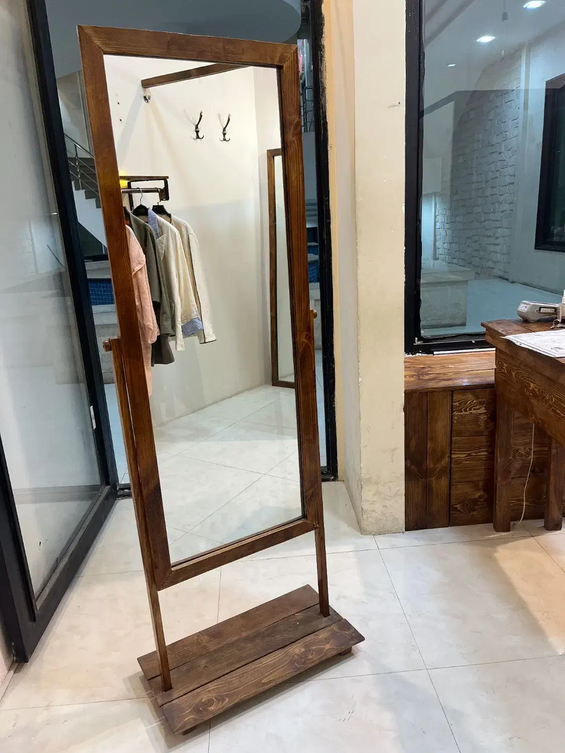 دو عدد آینه چوبی ایستاده|آینه|ایلام, |دیوار