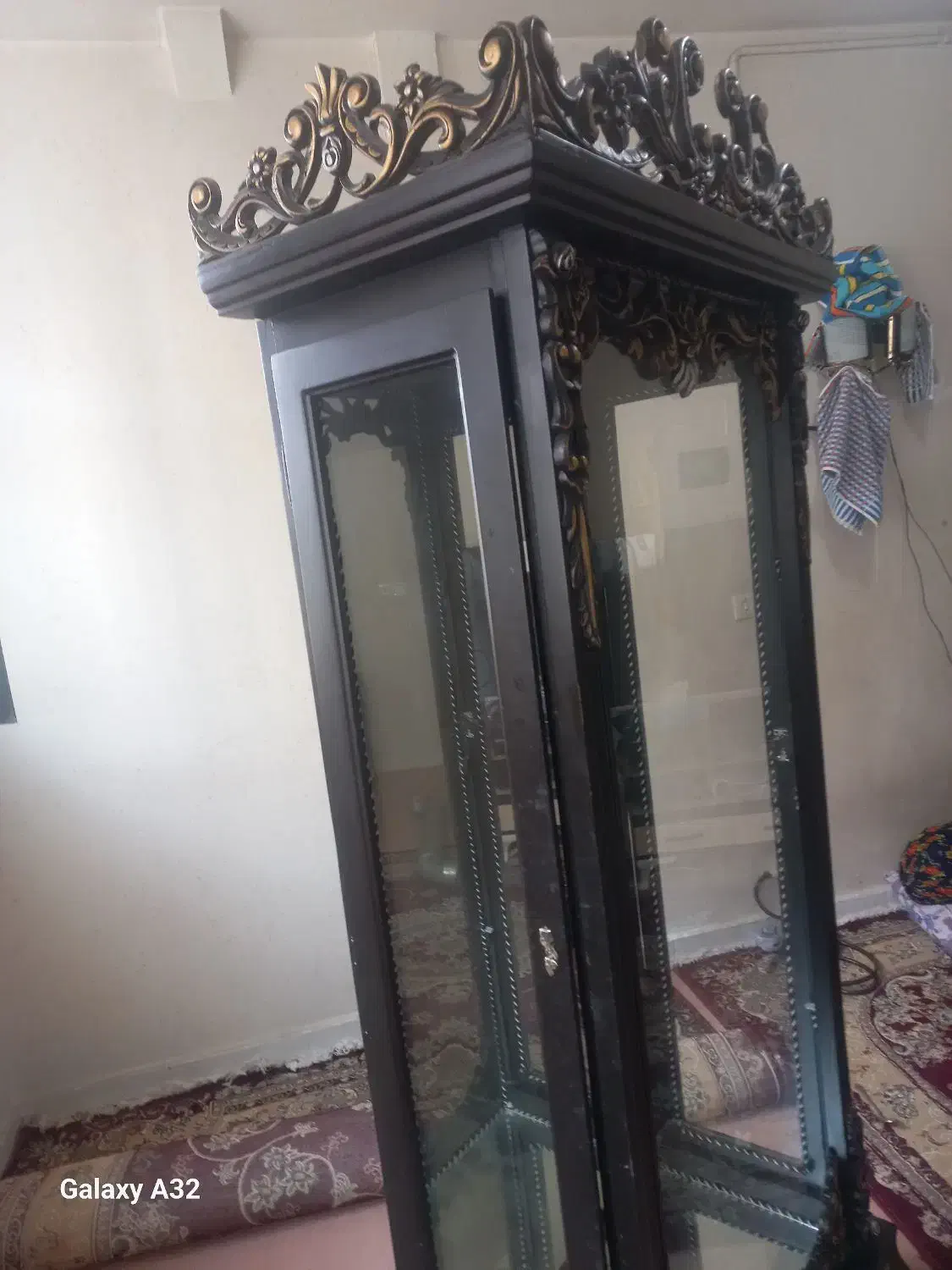 بوفه تمام شیشه، آینه دار،چوب راش'مشکی.|بوفه، ویترین، کنسول|اردبیل, |دیوار