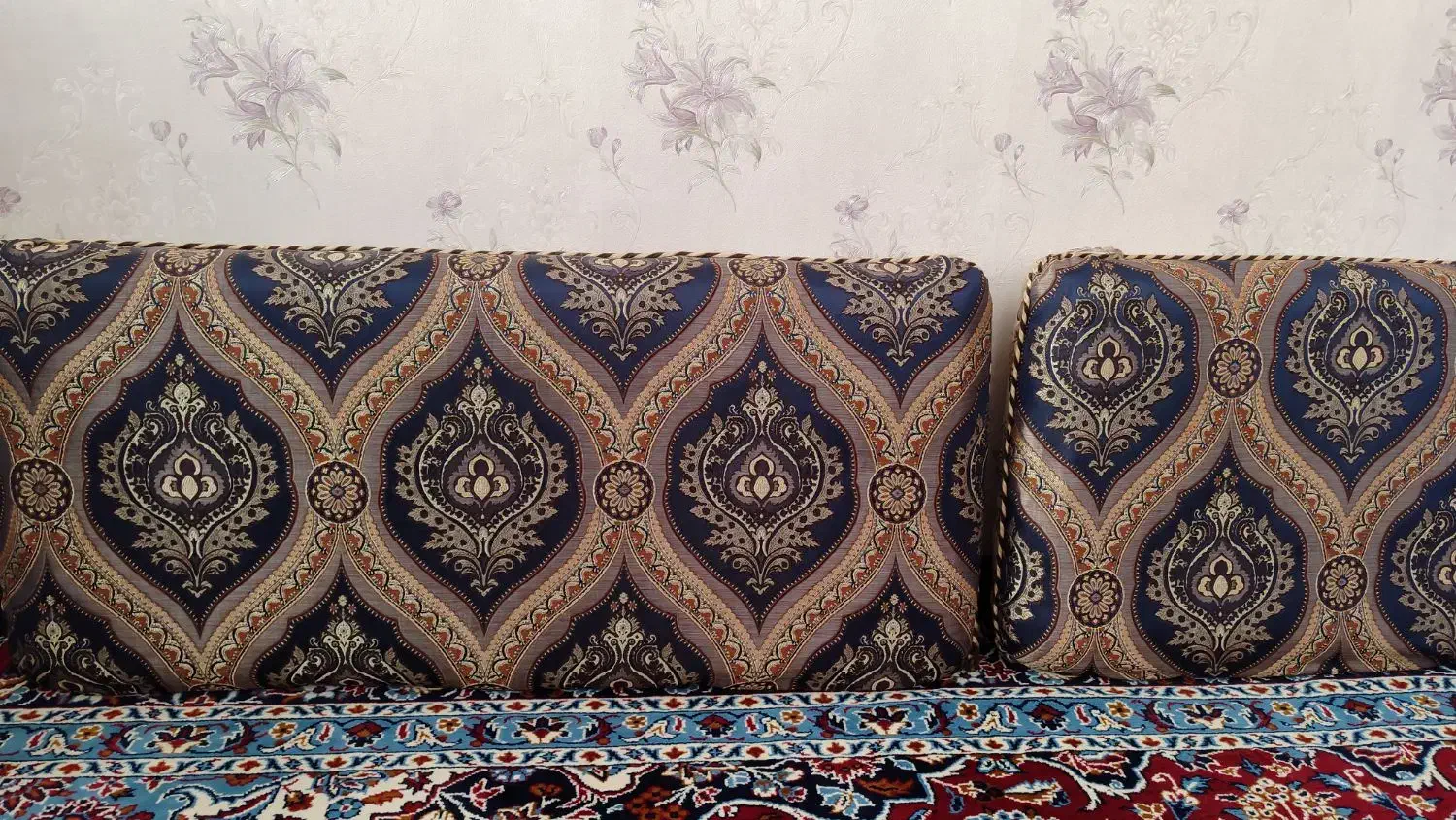 دوعددپشتی درحدنو|پشتی|خرم‌آباد, |دیوار