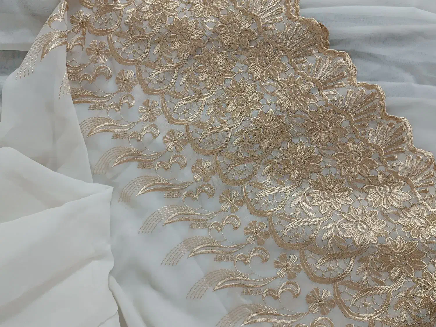 پرده حریر سفید|پرده، رانر، رومیزی|قم, باغ کرباسی|دیوار