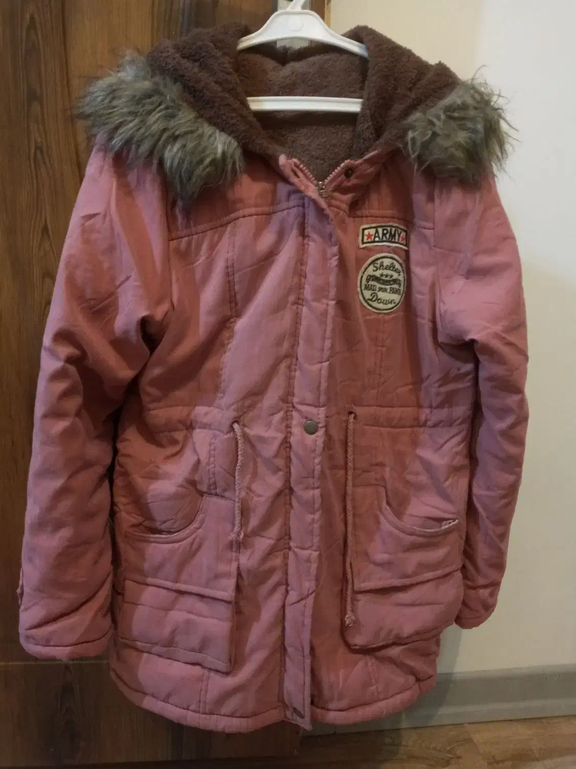 کاپشن|لباس|اصفهان, عطار نیشابوری|دیوار