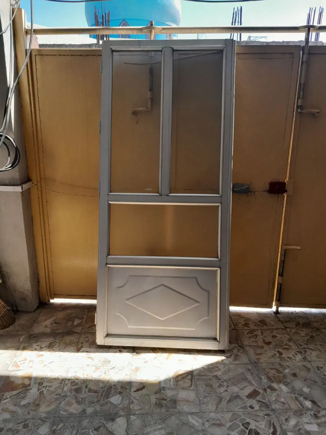 یک عدد در بدون چهار چوب ویک عدد توری به همراه چهار|مصالح و تجهیزات ساختمان|ایزدشهر, |دیوار