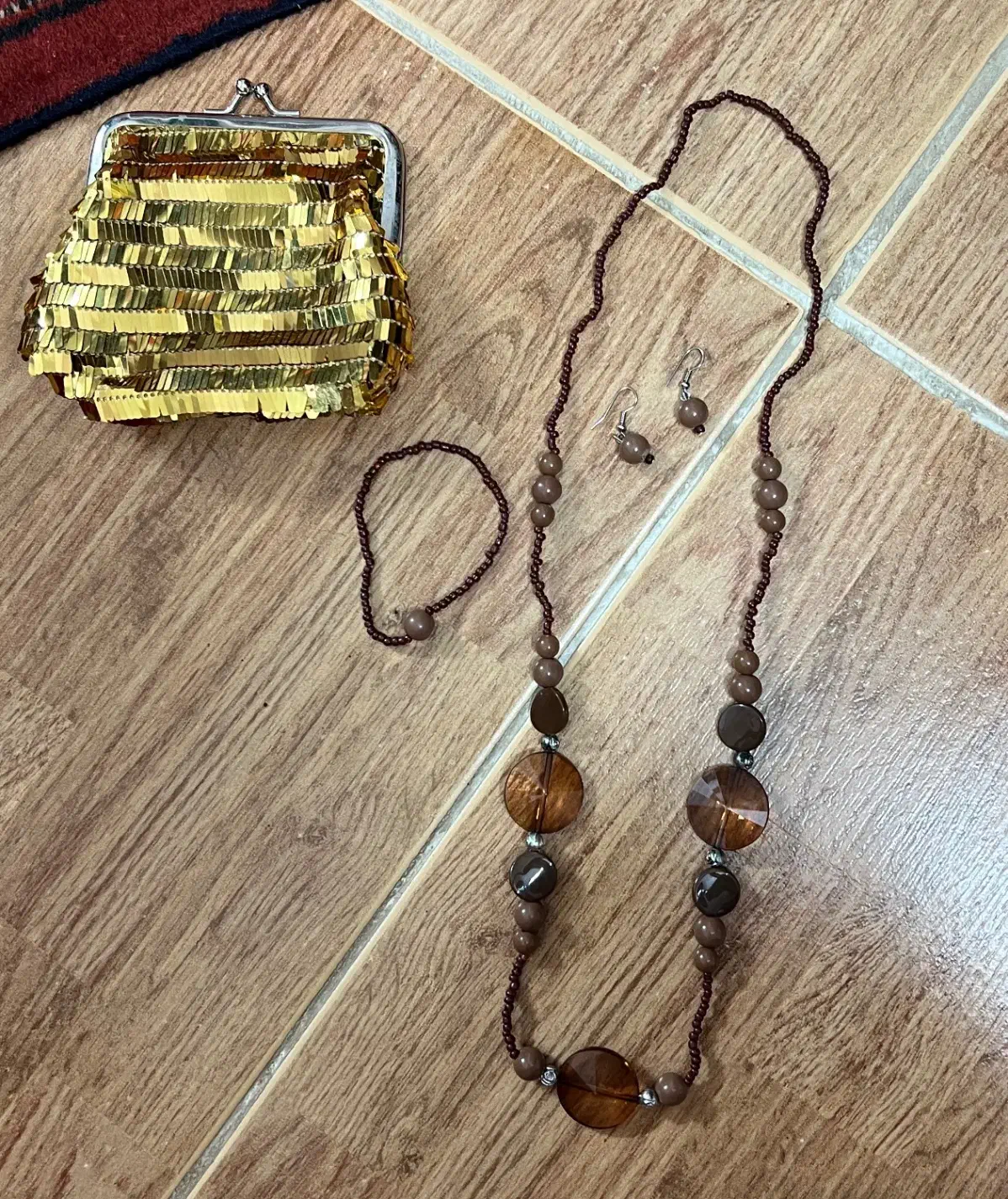 گردنبند و ست و انگشتر|بدلیجات|گنبد کاووس, |دیوار