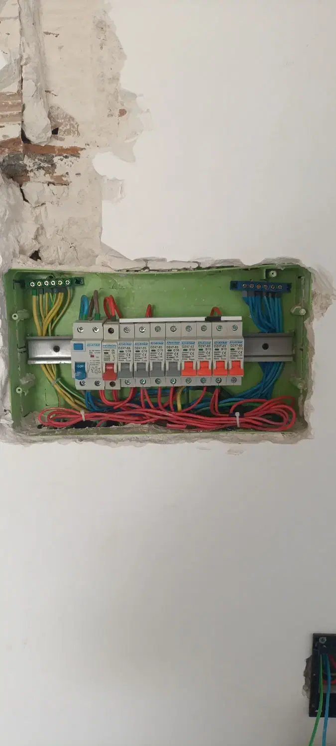 یه شاگرد ساده و نیم ماهر برق کاری نیازمندیم|استخدام معماری، عمران و ساختمانی|نیشابور, شهرک جانبازان|دیوار